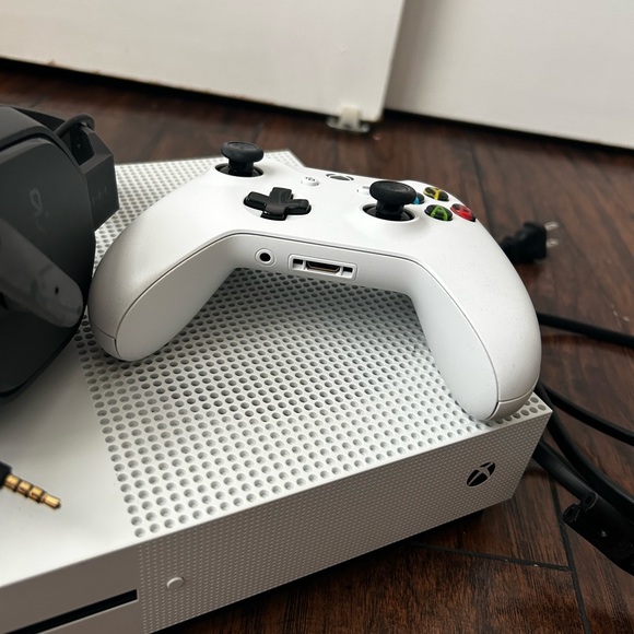 Xbox One S (plus remote and headphones) - Picture 7 of 10